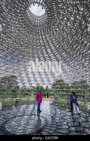 Kew Gardens den Bienenstock. Ein paar hatte fotografieren im Inneren The Hive seine offizielle Eröffnung am Samstag, 18. Juni 2016. Ein Open-Air-Struktur steht bei 17 Meter groß und wiegt 40 Tonnen. Der Bienenstock kapselt die Geschichte der Honigbiene und die wichtige Rolle der Bestäubung in der Fütterung des Planeten durch eine immersive sound und visuelle Erfahrung. Entworfen von dem Künstler Wolfgang Buttress. Stockfoto