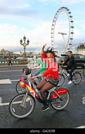 London, UK. 17. Juni 2016. Radfahrer mit Regenbogenfahnen begleiten Sie bei der Fahrt mit Stolz mit dem Fahrrad die Tritte aus London Pride. Organisiert von IBikeLondon in Verbindung mit Cycleloop, die Fahrt in 13 Meilen von Londons Wahrzeichen begleitet von Spaß dauert, Musik aus der Fahrt berüchtigte Disco Bikes. Bildnachweis: Paul Brown/Alamy Live-Nachrichten Stockfoto