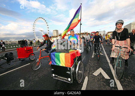 London, UK. 17. Juni 2016. Radfahrer mit Regenbogenfahnen begleiten Sie bei der Fahrt mit Stolz mit dem Fahrrad die Tritte aus London Pride. Organisiert von IBikeLondon in Verbindung mit Cycleloop, die Fahrt in 13 Meilen von Londons Wahrzeichen begleitet von Spaß dauert, Musik aus der Fahrt berüchtigte Disco Bikes. Bildnachweis: Paul Brown/Alamy Live-Nachrichten Stockfoto