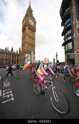 London, UK. 17. Juni 2016. Radfahrer mit Regenbogenfahnen begleiten Sie bei der Fahrt mit Stolz mit dem Fahrrad die Tritte aus London Pride. Organisiert von IBikeLondon in Verbindung mit Cycleloop, die Fahrt in 13 Meilen von Londons Wahrzeichen begleitet von Spaß dauert, Musik aus der Fahrt berüchtigte Disco Bikes. Bildnachweis: Paul Brown/Alamy Live-Nachrichten Stockfoto