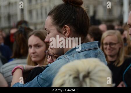 London, England. 17. Juni 2016. Schmiegt sich einander als Menschen Trost. Bildnachweis: Marc Ward/Alamy Live-Nachrichten Stockfoto