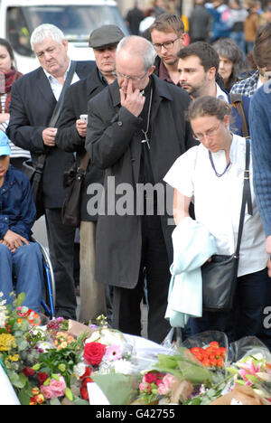 London, UK. 17. Juni 2016. Der Reverend Justin Welby wischt eine Träne aus dem Auge, Blick auf den floralen Tribut. Der Erzbischof von Canterbury, Kopf der anglikanischen Kirche, der ranghöchste Bischof in der Kirche von England schaut auf die Blumen am Bundesplatz links Zwangsarbeit in Erinnerung an Joanne Cox MP Mitglied des Parlaments in das Dorf Birstall ermordet. Bildnachweis: JOHNNY ARMSTEAD/Alamy Live-Nachrichten Stockfoto