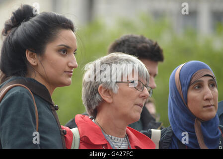 Sairah Yassir (links) und Julie Ward (Mitte), Mitglied des Europäischen Parlaments für Nordwestengland, Kerzenlicht-Mahnwache für Helen Joanne 'Jo' Cox MP am 17. Juni 2016 in Manchester, England. Jo Cox (1974-2016) Labour Parlamentsmitglied für Batley und Spen in England und war die internationale Wohltätigkeitsorganisation Oxfam. Sie wurde erschossen und erstochen in ihrem Wahlkreis am 16. Juni 2016. Bildnachweis: Jonathan Nicholson/Alamy Live-Nachrichten Stockfoto