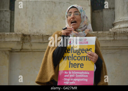 Manchester, UK. 17. Juni 2016. Nahella Ashraf, Vorsitzender von Manchester zu stoppen der Kriegskoalition, anlässlich einer Kerzenlicht-Mahnwache für Helen Joanne 'Jo' Cox MP am 17. Juni 2016 in Manchester, England. Jo Cox (1974-2016) Labour Parlamentsmitglied für Batley und Spen in England und war die internationale Wohltätigkeitsorganisation Oxfam. Sie wurde erschossen und erstochen in ihrem Wahlkreis am 16. Juni 2016. Bildnachweis: Jonathan Nicholson/Alamy Live-Nachrichten Stockfoto