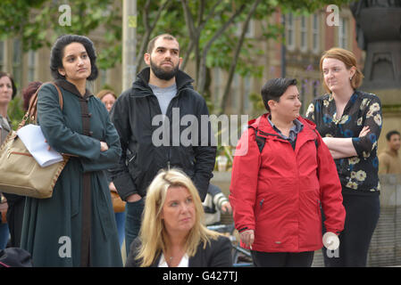 Manchester, UK. 17. Juni 2016. Besucher die Kerzenlicht-Mahnwache in Gedenken an Jo Cox MP am 17. Juni 2016 in Manchester, England. Jo Cox (1974-2016) war Labour Parlamentsmitglied für Batley und Spen in England. Sie wurde erschossen und erstochen in ihrem Constiuency am 16. Juni 2016. Bildnachweis: Jonathan Nicholson/Alamy Live-Nachrichten Stockfoto