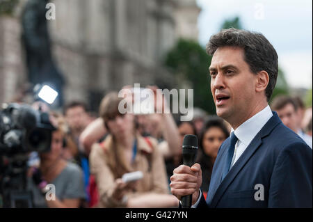 London, UK. 17. Juni 2016. Ehemaligen Labour-Parteiführer, Ed Milliband spricht bei einer Abend-Mahnwache in Parliament Square für Jo Cox, Arbeits-Wartungstafel für Batley und Spen, der am Vortag während auf dem Weg zu ihrem Wahlkreis Chirurgie ermordet wurde. Bildnachweis: Stephen Chung/Alamy Live-Nachrichten Stockfoto