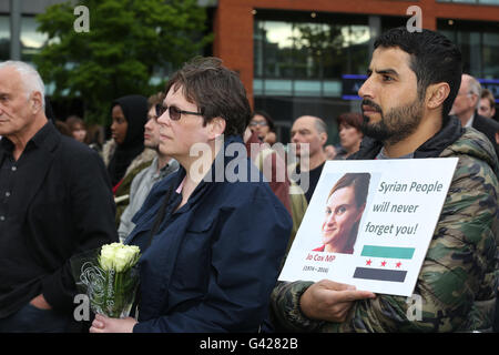 Manchester, UK. 17. Juni 2016. Eine Mahnwache ist in Piccadilly Gardens, Manchester, UK statt. 17. Juni 2016. Bildnachweis: Barbara Koch/Alamy Live-Nachrichten Stockfoto