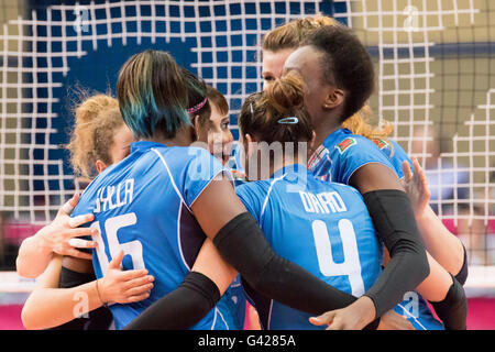 Bari, Italien. 17. Juni 2016. Italienische Team feiert einen Punkt während der FIVB World Grand Prix 2016 Pool F1 Gruppe 1 Frauen match zwischen Thailand und Italien in PalaFlorio Sporthalle. Nicola Mastronardi/Alamy Live-Nachrichten Stockfoto