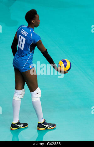 Bari, Italien. 17. Juni 2016. Paola Egonu aus Italien auf dienen während des FIVB World Grand Prix 2016 Pool F1 Gruppe 1 Damen-Spiels zwischen Thailand und Italien in PalaFlorio Sporthalle. Nicola Mastronardi/Alamy Live-Nachrichten Stockfoto