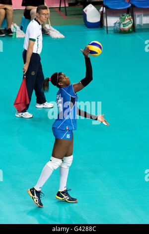 Bari, Italien. 17. Juni 2016. Miriam Sylla aus Italien auf dienen während des FIVB World Grand Prix 2016 Pool F1 Gruppe 1 Damen-Spiels zwischen Thailand und Italien in PalaFlorio Sporthalle. Nicola Mastronardi/Alamy Live-Nachrichten Stockfoto