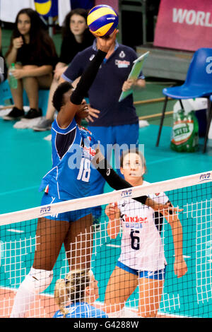 Bari, Italien. 17. Juni 2016. Paola Egonu aus Italien in Aktion während der FIVB World Grand Prix 2016 Pool F1 Gruppe 1 Damen-match zwischen Thailand und Italien in PalaFlorio Sporthalle. Nicola Mastronardi/Alamy Live-Nachrichten Stockfoto