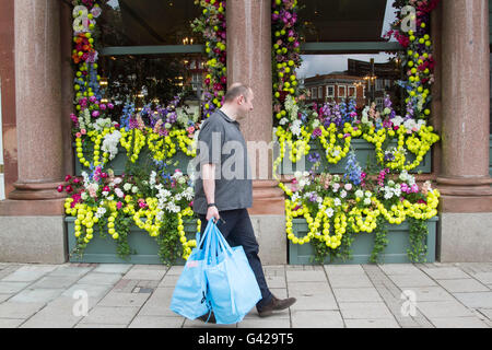 Wimbledon London, UK. 18. Juni 2016. Das Ivy Restaurant in Wimbledon ist in eine bunte Anzeige von gelben Tennisbällen eingerichtet, als Vorbereitung für die 2016 Wimbledon Tennis Championships, die beginnt am 27. June Credit: Amer Ghazzal/Alamy Live-Nachrichten Stockfoto