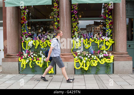 Wimbledon London, UK. 18. Juni 2016. Das Ivy Restaurant in Wimbledon ist in eine bunte Anzeige von gelben Tennisbällen eingerichtet, als Vorbereitung für die 2016 Wimbledon Tennis Championships, die beginnt am 27. June Credit: Amer Ghazzal/Alamy Live-Nachrichten Stockfoto