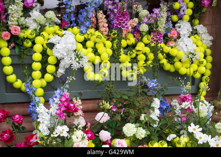 Wimbledon London, UK. 18. Juni 2016. Das Ivy Restaurant in Wimbledon ist in eine bunte Anzeige von gelben Tennisbällen eingerichtet, als Vorbereitung für die 2016 Wimbledon Tennis Championships, die beginnt am 27. June Credit: Amer Ghazzal/Alamy Live-Nachrichten Stockfoto