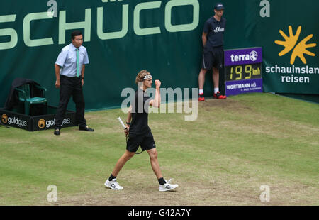 Halle, Deutschland. 18. Juni 2016. Alexander Zverev Deutschlands reagiert während das Halbfinalspiel gegen R. Federer der Schweiz an das ATP-Tennisturnier in Halle, Deutschland, 18. Juni 2016. Foto: FRISO GENTSCH/Dpa/Alamy Live News Stockfoto