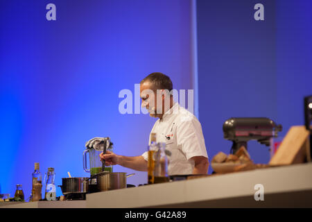 Birmingham, Vereinigtes Königreich. 18. Juni 2016. Michel Roux Jr. ein Kochen demo in der Super-Theater-Credit: Steven Reh/Alamy Live News Stockfoto