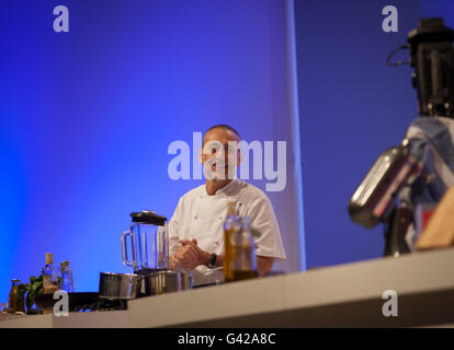 Birmingham, Vereinigtes Königreich. 18. Juni 2016. Michel Roux Jr. ein Kochen demo in der Super-Theater-Credit: Steven Reh/Alamy Live News Stockfoto