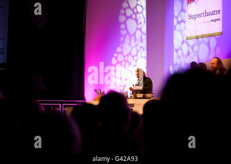 Birmingham, Vereinigtes Königreich. 18. Juni 2016. Die behaarte Biker ein Kochen in der Super-Theater-Kredit anzeigen: Steven Reh/Alamy Live News Stockfoto