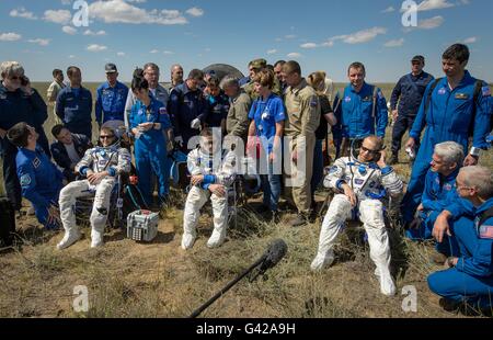 Zhezkazgan, Kasachstan. 18. Juni 2016. ISS-Crew aus Expedition 47 Rest Momente nach der Landung an Bord der russischen Sojus TMA - 19M-Sonde in einer abgelegenen Gegend 18. Juni 2016 in der Nähe von Zhezkazgan, Kasachstan. L-R sitzen: ESA-Astronaut Tim Peake, russische Kosmonauten Yuri Malenchenko und US-amerikanischer Astronaut Tim Kopra. Bildnachweis: Planetpix/Alamy Live-Nachrichten Stockfoto