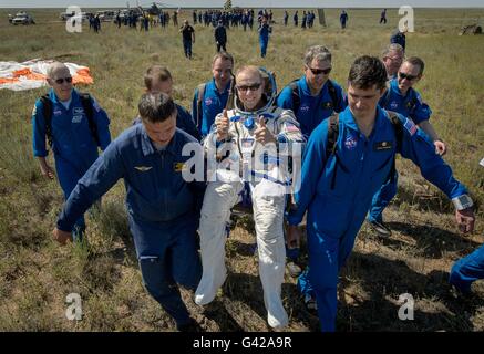 Zhezkazgan, Kasachstan. 18. Juni 2016. ISS-Crew aus Expedition 47 amerikanische Astronaut Tim Kopra wird den medizinischen Zelt Momente nach der Landung an Bord der russischen Sojus TMA - 19 M-Sonde in einer abgelegenen Gegend 18. Juni 2016 in der Nähe von Zhezkazgan, Kasachstan durchgeführt. Bildnachweis: Planetpix/Alamy Live-Nachrichten Stockfoto