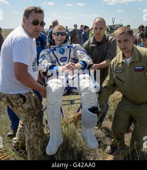 Zhezkazgan, Kasachstan. 18. Juni 2016. ISS-Crew aus Expedition 47 Besatzung ESA Astronaut Tim Peake erfolgt auf die medizinischen Zelt Momente nach der Landung an Bord der russischen Sojus TMA - 19 M-Sonde in einer abgelegenen Gegend 18. Juni 2016 in der Nähe von Zhezkazgan, Kasachstan. Bildnachweis: Planetpix/Alamy Live-Nachrichten Stockfoto