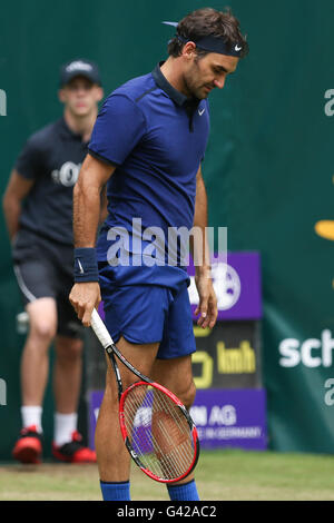 Halle, Deutschland. 18. Juni 2016. Roger Federer der Schweiz während das Halbfinalspiel gegen A. Zverev Deutschlands bei der ATP-Tennisturnier in Halle, Deutschland, 18. Juni 2016. Foto: FRISO GENTSCH/Dpa/Alamy Live News Stockfoto