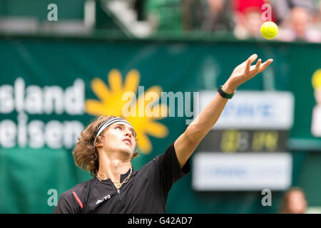 Halle, Deutschland. 18. Juni 2016. Roger Federer (SUI) und Alexander Zverev (GER) spielen das erste Halbfinale des 2016 Gerry-Weber-Open in Halle, Deutschland Kredit: Janine Lang/Alamy Live News Stockfoto