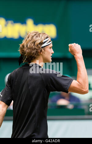 Halle, Deutschland. 18. Juni 2016. Roger Federer (SUI) und Alexander Zverev (GER) spielen das erste Halbfinale des 2016 Gerry-Weber-Open in Halle, Deutschland Kredit: Janine Lang/Alamy Live News Stockfoto