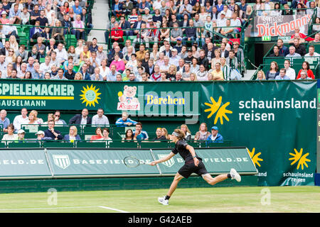 Halle, Deutschland. 18. Juni 2016. Roger Federer (SUI) und Alexander Zverev (GER) spielen das erste Halbfinale des 2016 Gerry-Weber-Open in Halle, Deutschland Kredit: Janine Lang/Alamy Live News Stockfoto