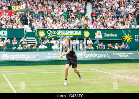 Halle, Deutschland. 18. Juni 2016. Roger Federer (SUI) und Alexander Zverev (GER) spielen das erste Halbfinale des 2016 Gerry-Weber-Open in Halle, Deutschland Kredit: Janine Lang/Alamy Live News Stockfoto