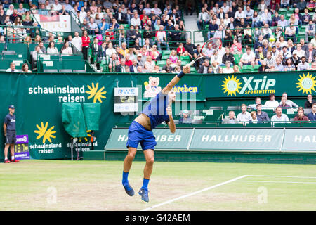 Halle, Deutschland. 18. Juni 2016. Roger Federer (SUI) und Alexander Zverev (GER) spielen das erste Halbfinale des 2016 Gerry-Weber-Open in Halle, Deutschland Kredit: Janine Lang/Alamy Live News Stockfoto