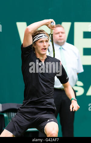 Halle, Deutschland. 18. Juni 2016. Roger Federer (SUI) und Alexander Zverev (GER) spielen das erste Halbfinale des 2016 Gerry-Weber-Open in Halle, Deutschland Kredit: Janine Lang/Alamy Live News Stockfoto