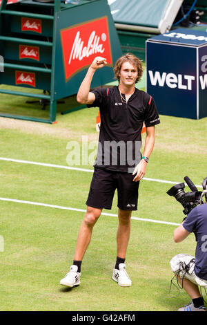 Halle, Deutschland. 18. Juni 2016. Roger Federer (SUI) und Alexander Zverev (GER) spielen das erste Halbfinale des 2016 Gerry-Weber-Open in Halle, Deutschland Kredit: Janine Lang/Alamy Live News Stockfoto