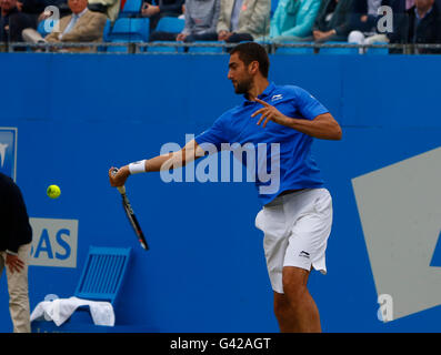 Queens Club, London, UK. 18. Juni 2016. Aegon Tennis Championships Königinnentag sechs. Marin Cilic (CRO) Zugriffe pro Vorhand in seine Halbfinalspiel gegen amtierende Weltmeister Andy Murray (GBR). Bildnachweis: Aktion Plus Sport/Alamy Live-Nachrichten Stockfoto