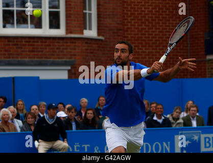 Queens Club, London, UK. 18. Juni 2016. Aegon Tennis Championships Königinnentag sechs. Marin Cilic (CRO) Salven in seinem Halbfinalspiel gegen amtierende Weltmeister Andy Murray (GBR). Bildnachweis: Aktion Plus Sport/Alamy Live-Nachrichten Stockfoto