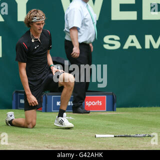 Halle, Deutschland. 18. Juni 2016. Alexander Zverev Deutschlands kniet beim Halbfinalspiel gegen R. Federer der Schweiz bei der ATP-Tennisturnier in Halle, Deutschland, 18. Juni 2016. Foto: FRISO GENTSCH/Dpa/Alamy Live News Stockfoto