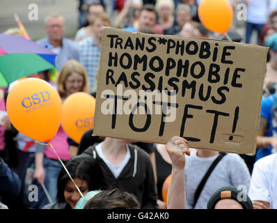 Oldenburg, Deutschland. 18. Juni 2016. Tausende Teilnehmer bewegen sich durch die Innenstadt während Christopher Street Day in Oldenburg, Deutschland, 18. Juni 2016. Ein Teilnehmer trägt ein Schild mit "Transphobie, Homophobie, Rassismus zu töten!" geschrieben Foto: INGO WAGNER/Dpa/Alamy Live News Stockfoto
