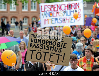 Oldenburg, Deutschland. 18. Juni 2016. Tausende Teilnehmer bewegen sich durch die Innenstadt während Christopher Street Day in Oldenburg, Deutschland, 18. Juni 2016. Ein Teilnehmer trägt ein Schild mit "Transphobie, Homophobie, Rassismus zu töten!" geschrieben Foto: INGO WAGNER/Dpa/Alamy Live News Stockfoto