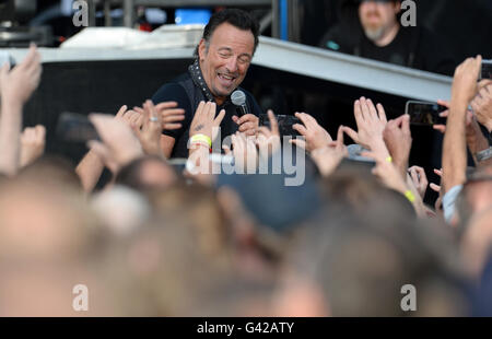 München, Deutschland. 17. Juni 2016. Der US-amerikanische Rockmusiker Bruce Springsteen (l), führt auf der Bühne mit E-Street-Band im Olympiastadion in München, 17. Juni 2016. Foto: Andreas Gebert/Dpa/Alamy Live-Nachrichten Stockfoto