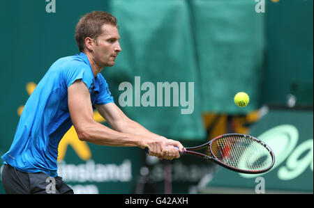 Halle, Deutschland. 18. Juni 2016. Florian Mayer von Deutschland in Aktion beim Halbfinalspiel gegen Thiem Österreich bei der ATP-Tennisturnier in Halle, Deutschland, 18. Juni 2016. Foto: FRISO GENTSCH/Dpa/Alamy Live News Stockfoto