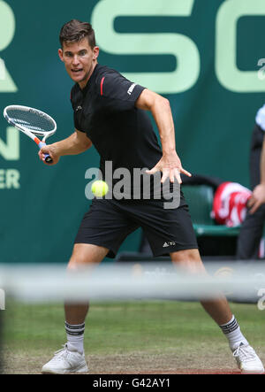 Halle, Deutschland. 18. Juni 2016. Dominic Thiem Österreichs in Aktion beim Halbfinalspiel gegen Mayer Deutschland bei der ATP-Tennisturnier in Halle, Deutschland, 18. Juni 2016. Foto: FRISO GENTSCH/Dpa/Alamy Live News Stockfoto