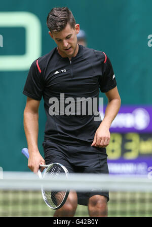 Halle, Deutschland. 18. Juni 2016. Dominic Thiem Österreichs in Aktion beim Halbfinalspiel gegen Mayer Deutschland bei der ATP-Tennisturnier in Halle, Deutschland, 18. Juni 2016. Foto: FRISO GENTSCH/Dpa/Alamy Live News Stockfoto