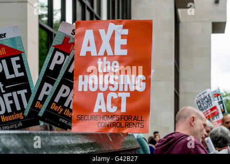 London: Protest gegen Yulin Hundefest Fleisch vor chinesischen Botschaft zog hunderte von Aktivisten und Hundebesitzer Stockfoto