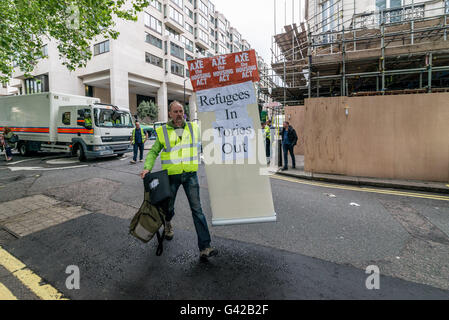 London: Protest gegen Yulin Hundefest Fleisch vor chinesischen Botschaft zog hunderte von Aktivisten und Hundebesitzer Stockfoto