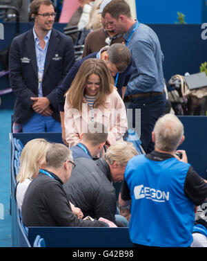 Die Queen's-Club, London UK. 18. Juni 2016. Tag 6, entsprechen Halbfinale der Meisterschaft im West London Club, Andy Murray (GBR) gegen Marin Cilic (CRO) auf dem Centrecourt, Murray gewann die drei Satz ins Finale Morgen gehen durch. Kim Murray kommt, um das Spiel zu sehen. Bildnachweis: Sportsimages/Alamy Live-Nachrichten. Stockfoto