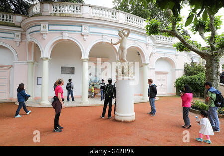 Evian, Frankreich. 18. Juni 2016. Menschen besuchen Cachat Frühjahr, früher bekannt als Saint Catherine Fountain, eines der berühmtesten der vielen natürlichen Quellen in Evian, Frankreich, 18. Juni 2016. Die UEFA EURO 2016 findet vom 10. Juni bis 10. Juli 2016 in Frankreich. Foto: Christian Charisius/Dpa/Alamy Live News Stockfoto