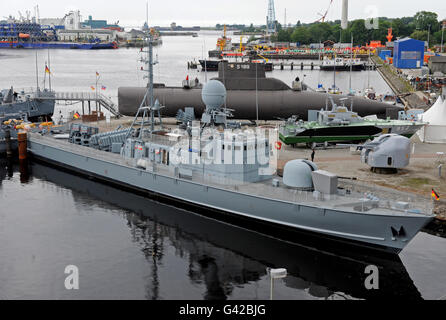 Wilhelmshaven, Deutschland. 18. Juni 2016. Ehemaligen schnellen Angriff Handwerk 571 "Gepard" von der Bundes-Marine im Hafen von dem deutschen Marinemuseum in Wilhelmshaven, Deutschland, 18. Juni 2016 zu sehen. Das Boot wurde im Jahr 1982 während des Kalten Krieges eingesetzt und bedient in erster Linie an der Ostsee. Die "Gepard" war nur am Ende des Jahres 2014 stillgelegt und für seine Funktion als Museumsschiff vorbereitet. Foto: INGO WAGNER/Dpa/Alamy Live News Stockfoto