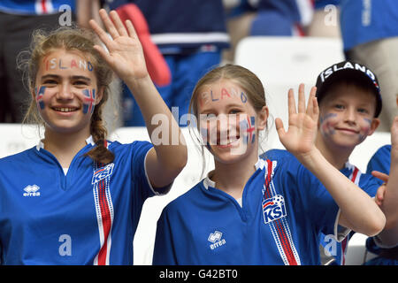 Marseille, Frankreich. 18. Juni 2016. Young Island Anhänger Welle vor der Gruppe F der Uefa Euro 2016 Fußballspiel im Stade Velodrome in Marseille, Frankreich, 18. Juni 2016. Foto: Federico Gambarini/Dpa/Alamy Live News Stockfoto