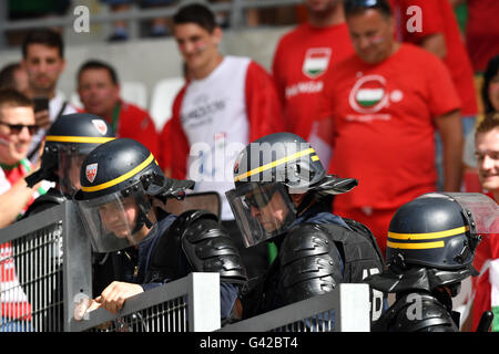 Marseille, Frankreich. 18. Juni 2016. Französische Polizei nehmen Positionen vor der Gruppe F der Uefa Euro 2016 Fußballspiel im Stade Velodrome in Marseille, Frankreich, 18. Juni 2016. Foto: Federico Gambarini/Dpa/Alamy Live News Stockfoto