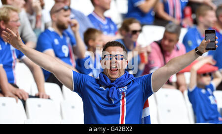 Marseille, Frankreich. 18. Juni 2016. Ein Verfechter von Island Jubel vor der Gruppe F der Uefa Euro 2016 Fußballspiel zwischen Island und Ungarn im Stade Velodrome in Marseille, Frankreich, 18. Juni 2016. Foto: Federico Gambarini/Dpa/Alamy Live News Stockfoto